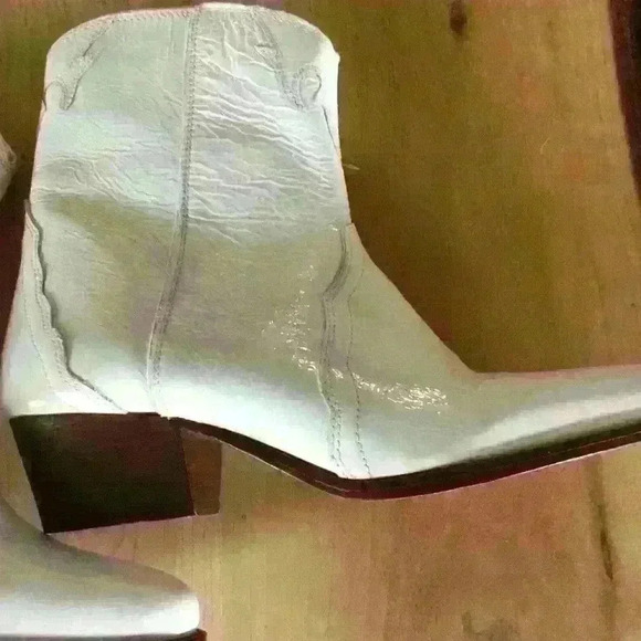 Free People New Frontier Western Cowgirl White Pointed Toe Distressed Boots 39.5 - Picture 4 of 13